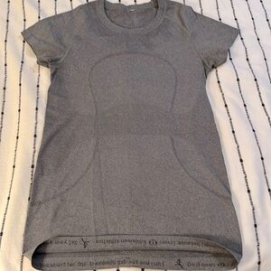 Tech lululemon grey short sleeve shirt size 6